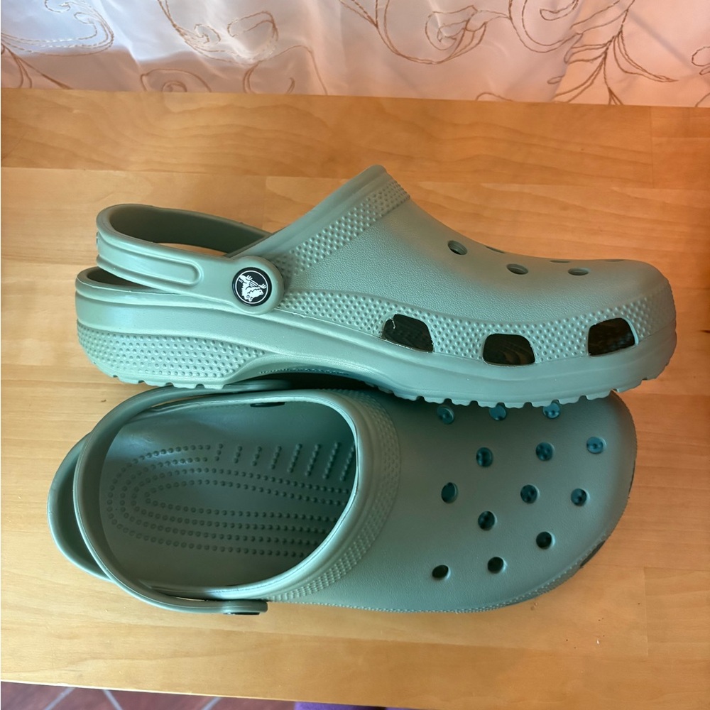 Crocs slip on clogs with back strap, in green. Men’s 8, women’s size 10. NWOT